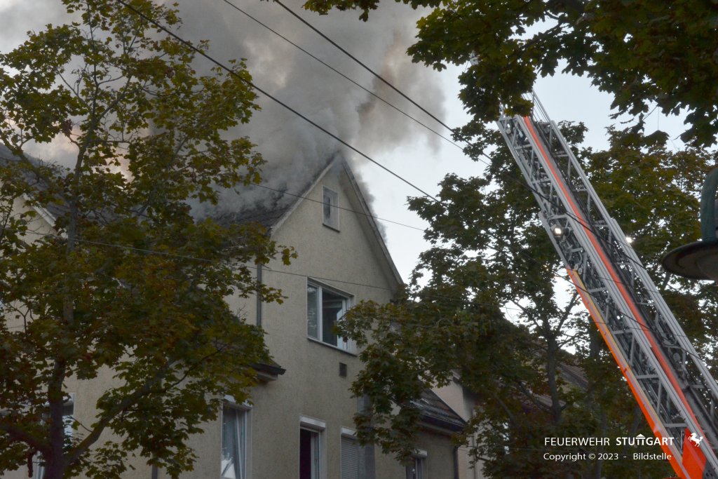 Wohnungsbrand greift auf Dach über